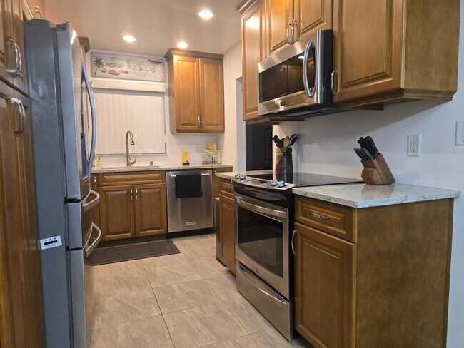Building Photo - 14255 Rosemary Ln