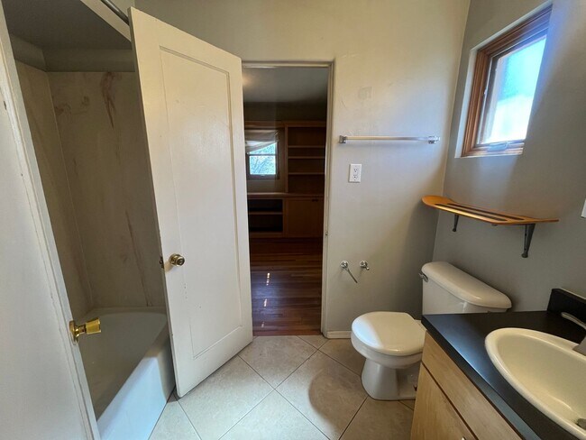 Building Photo - Quaint 3 Bedroom 2 Bathroom Home In The NE!