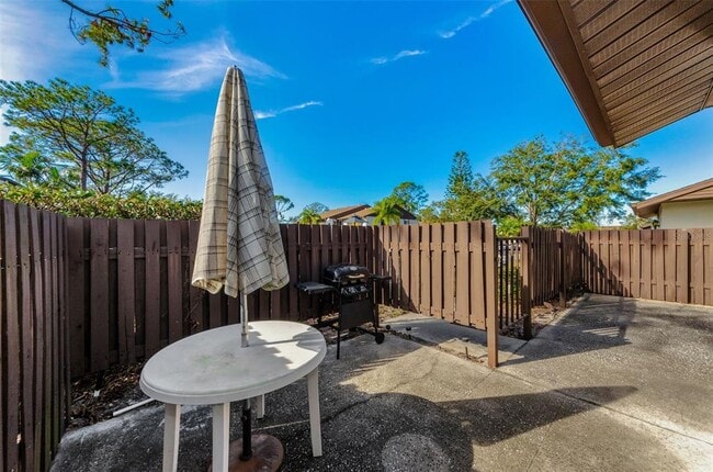 Building Photo - 1725 Pine Ridge Way E