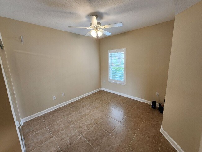 Building Photo - Beautiful 2/2 Bouchelle Condo with private garage