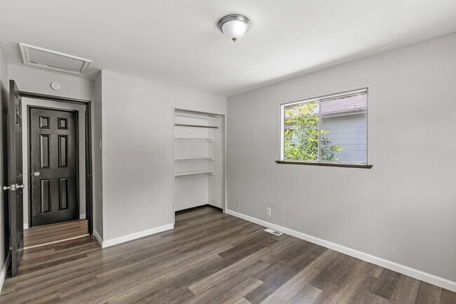 Building Photo - Charming 3-Bedroom Home with Fenced Yard a...