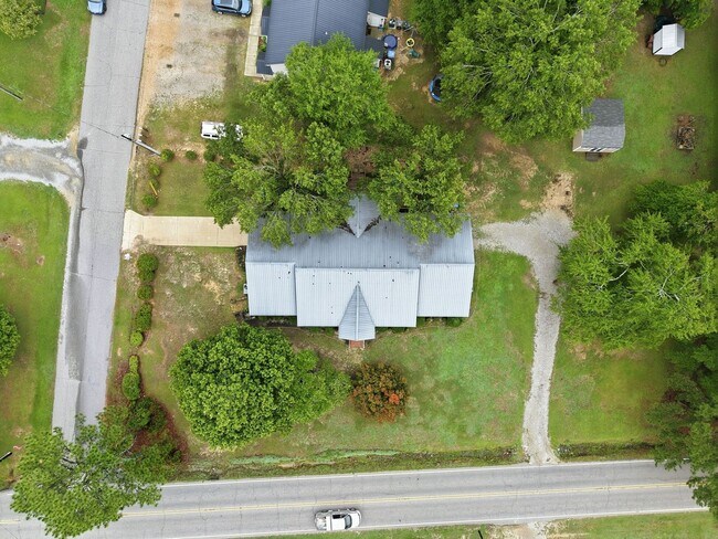 Building Photo - 210 W Old Rd
