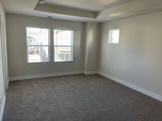 Building Photo - Beautiful Three Story Townhouse in Aria at the Park!