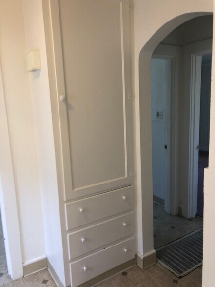 Extra cabinets - 4056 Santa Rita St