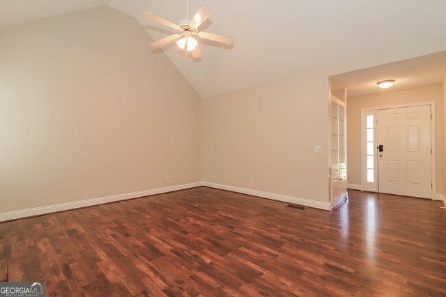 Building Photo - 13 Windrush Dr