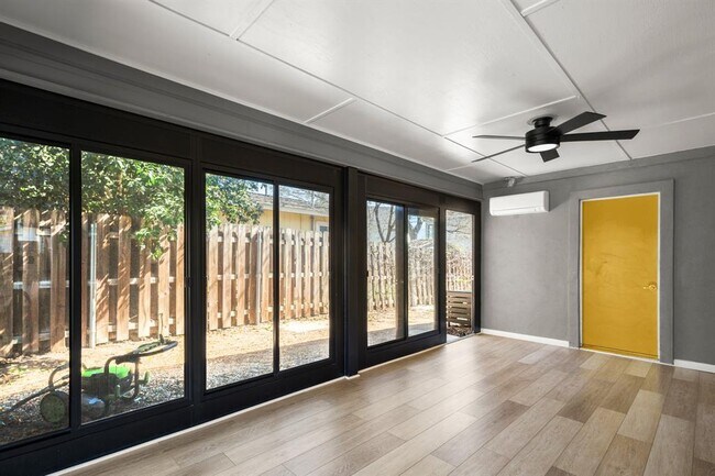 Building Photo - 3203 S Oak Dr