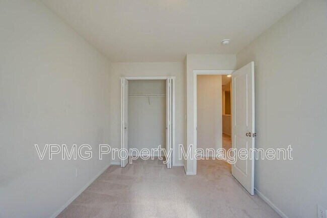 Building Photo - 2620 NE 117th Pl