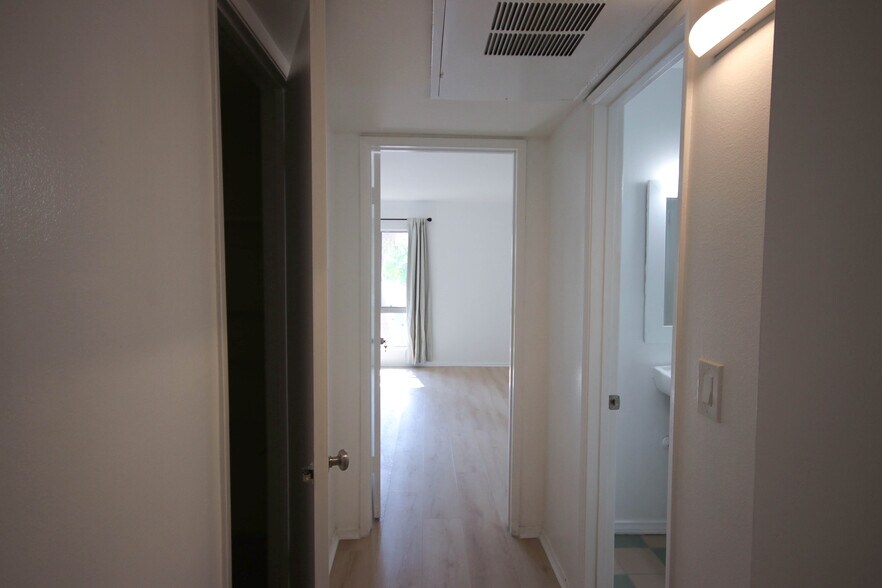 Building Photo - 1127 E Del Mar Blvd