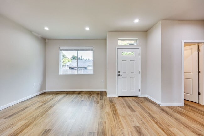 Building Photo - Newer Duplex Bremerton