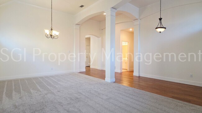 Building Photo - 1304 Hillcrest Dr