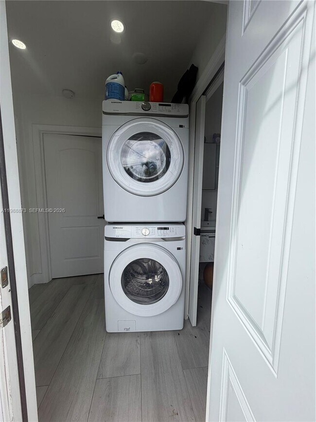 Building Photo - 660 SW 30th Terrace