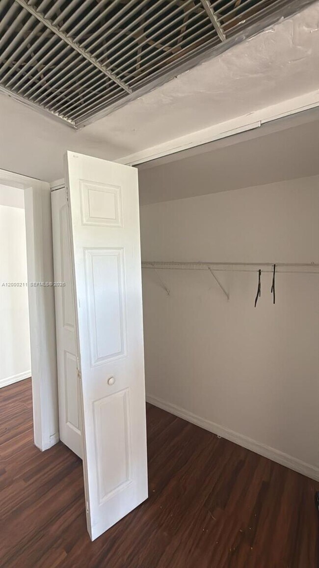 Building Photo - 4222 Inverrary Blvd