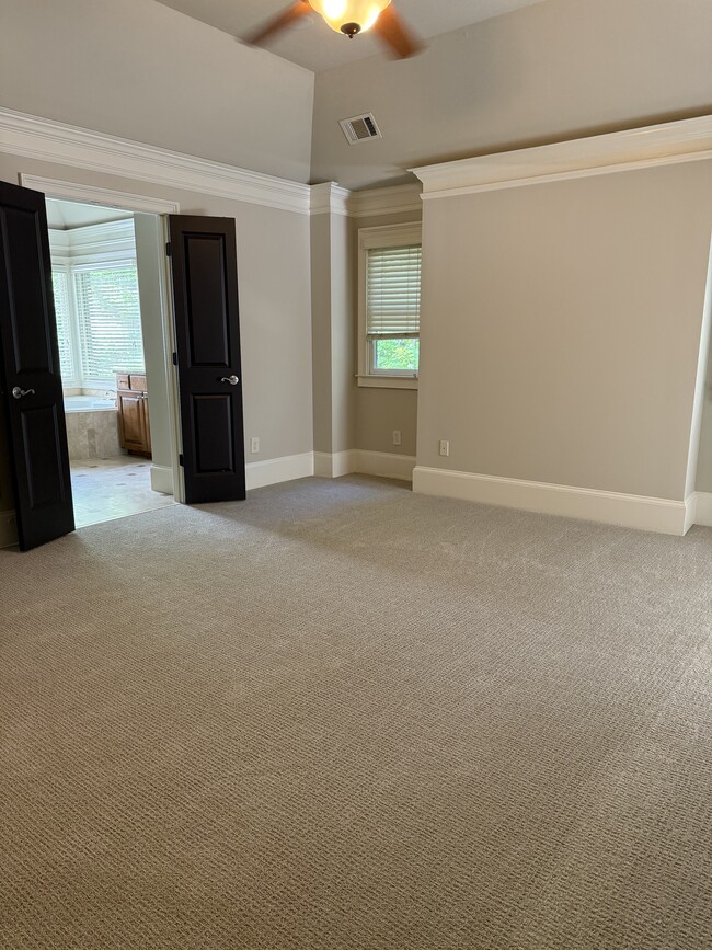 Building Photo - 2041 Mendenhall Cir