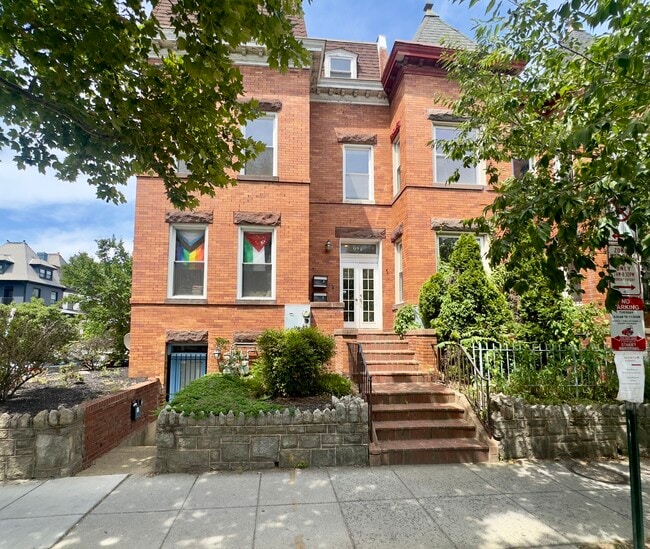 Building Photo - 911 Monroe St NW