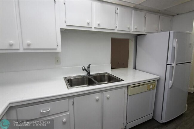 Building Photo - 9159 SW 77th Ave