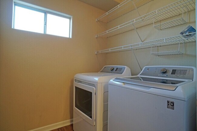 Building Photo - 3 bedroom, 2 bathroom condo with great flo...