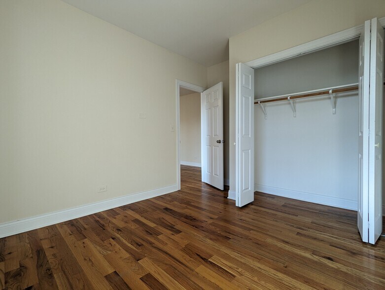 Building Photo - 953 W Cornelia Ave