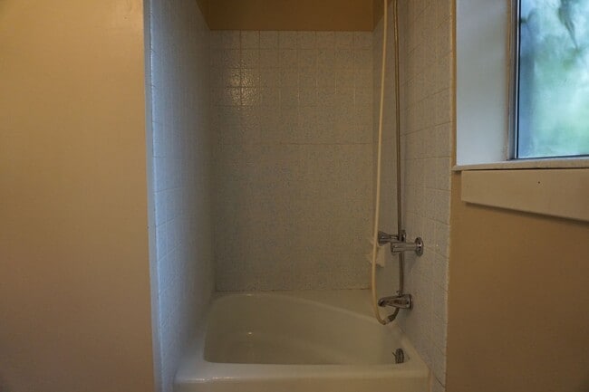 Building Photo - Bungalow/Office 2 Bedroom 2 Bath