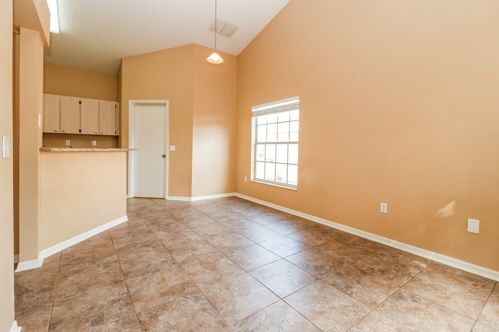 Building Photo - 10244 Rainbow Oaks Dr