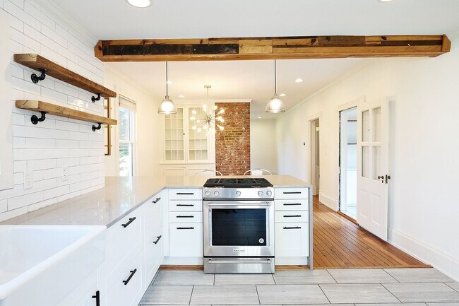 Building Photo - Charming Pet-Friendly Belmont Home With Fenced Yard