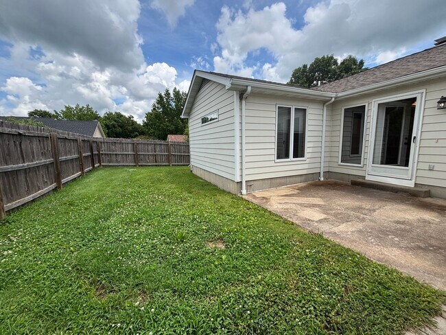 Building Photo - 3 Bedroom 2 bath