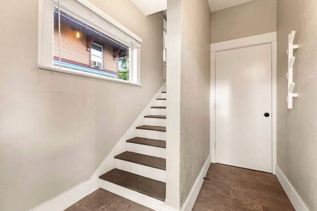 Building Photo - 5532 N Haight Ave
