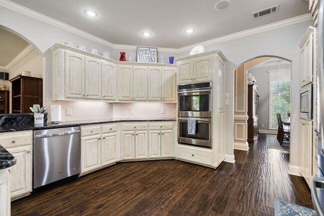 Building Photo - Luxury Living