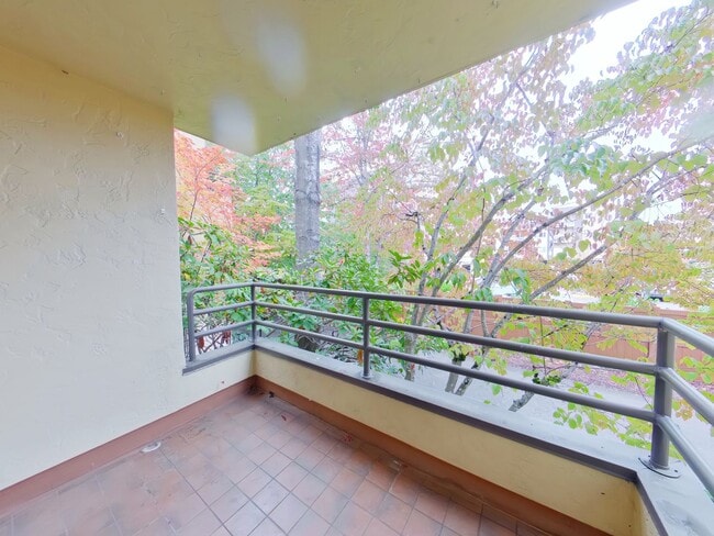 Building Photo - 2 Bedroom Condo In Fantastic Location!