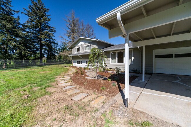 Building Photo - Rare 6 Bedroom Country Ranch Home – Dream Come True!