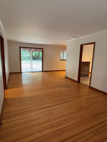 Building Photo - 852 N Xenophon Ave