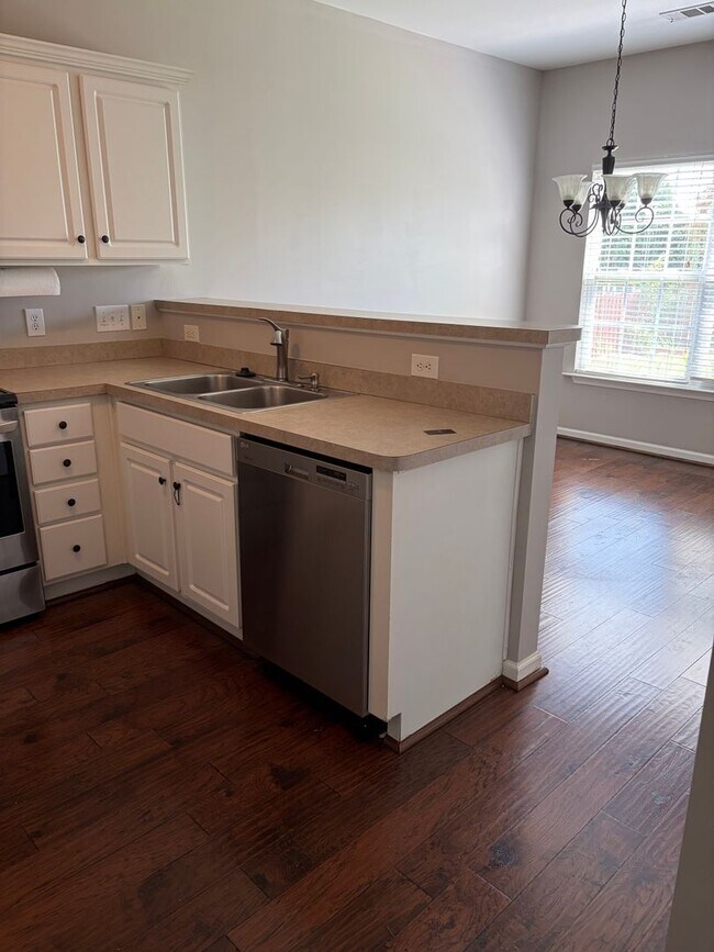 Building Photo - 102 Nobska Light Ct
