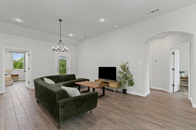 Building Photo - Grand in Granbury!