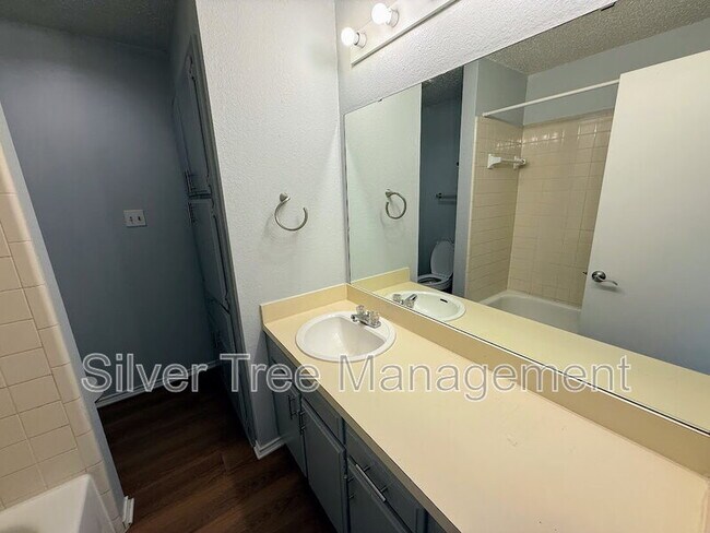 Building Photo - 6847 S Creek Dr