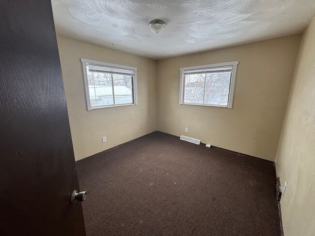 Building Photo - 3 Bedroom House