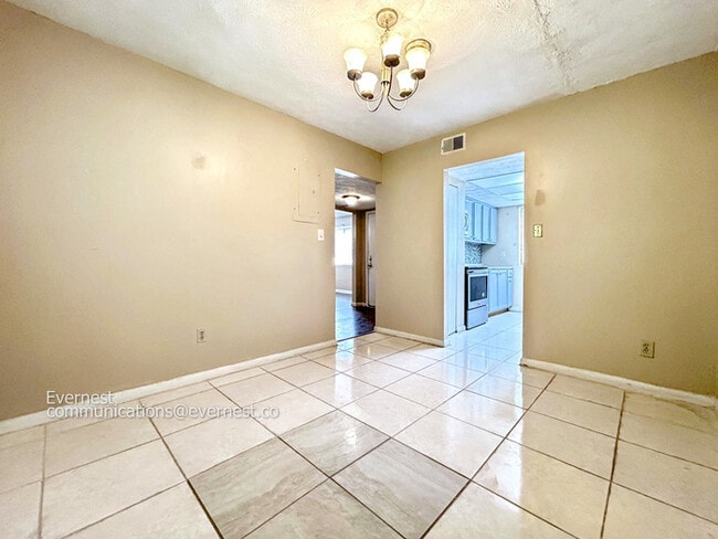 Building Photo - 925 Pine Oak Trail