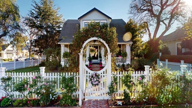 Building Photo - Spacious Historic Home on a Large Corner Lot - Walkable to Many Restuarants and Parks