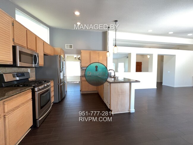 Building Photo - DREAM RENTAL POOL HOME IN RIALTO!!