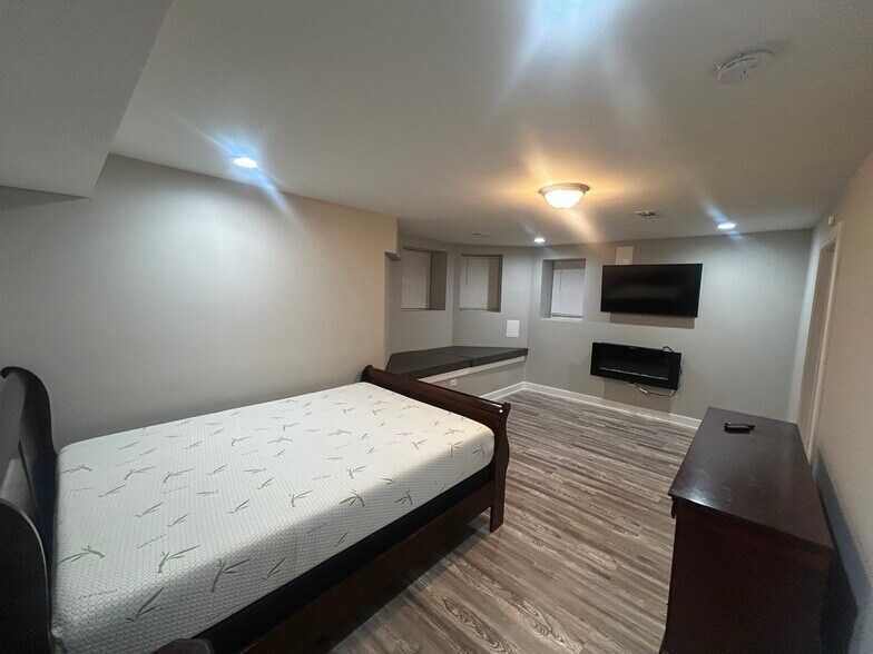 Oversized master suite - 6420 S Saint Lawrence Ave