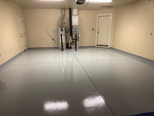 Building Photo - 4 Bedroom Home: Fenced Backyard & Great Location!