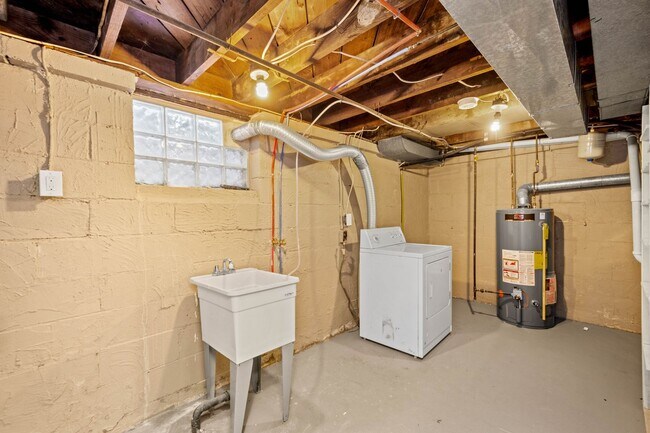 Building Photo - READY FOR JULY 1ST! Don't miss this UPDATED 3-bedroom!