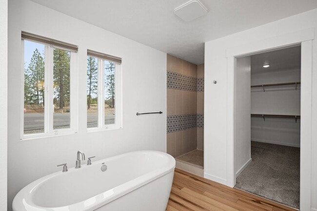 Building Photo - BEAUTIFUL Spacious Modern Grandview Single Level Home!