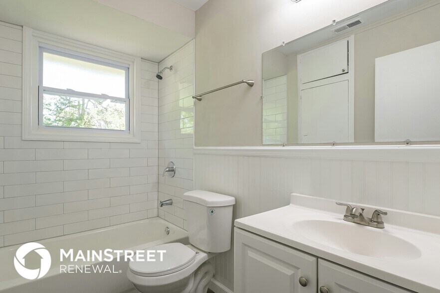 Building Photo - 9930 Duke Dr