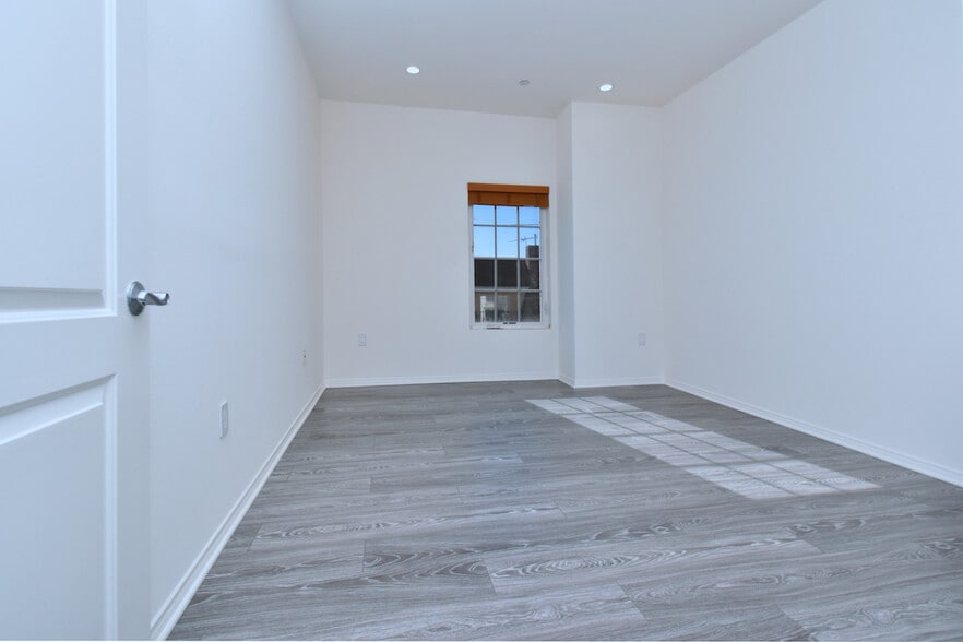 Building Photo - 11215 Huston St