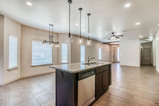 Building Photo - Beautiful 3 bed-2 baths with Casa Club/Gym...