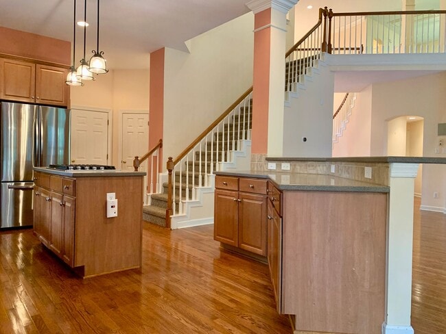 Building Photo - AMAZING Luxurious Residence, Near Educatio...