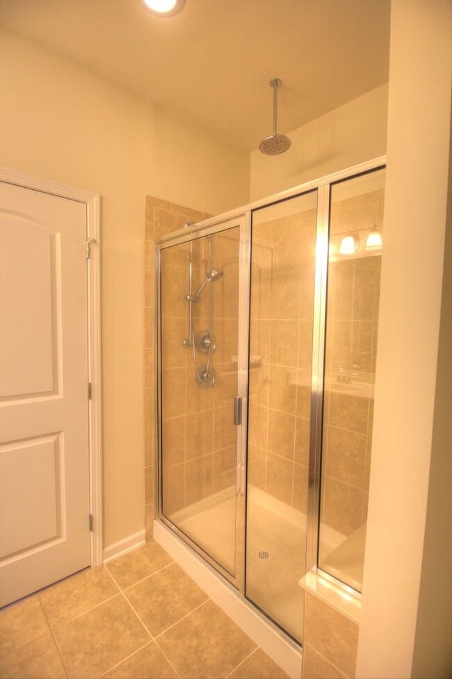 Building Photo - End Unit Townhome with Screened Porch & Fenced Yard!