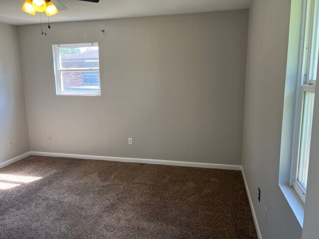 Building Photo - 3 bedrooms - 2 bath Home