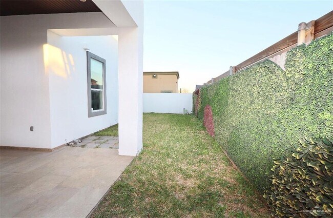 Building Photo - 28 Grovewood Ave