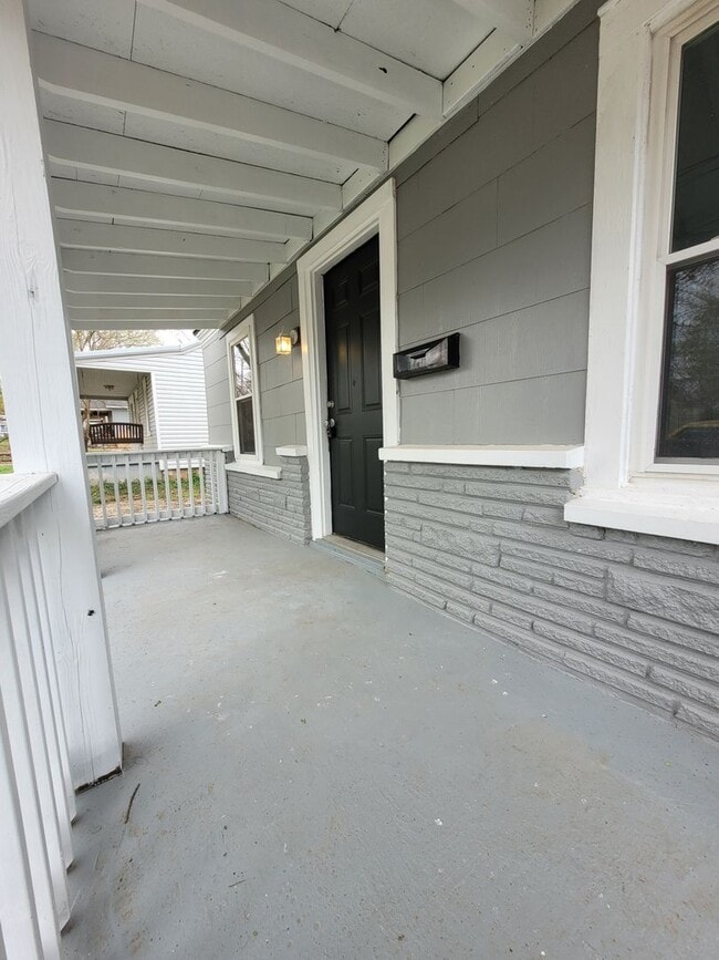 Building Photo - Recently Renovated 2 Bedroom 1 Bath Home!