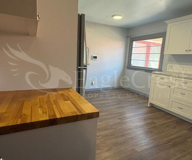 Building Photo - Two Bedroom House with Bonus Room Located ...